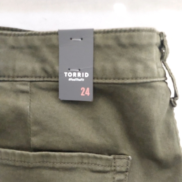 Torrid Crop Wide Leg Stretch Twill High Rise Patch Pocket Pant - Picture 8 of 13